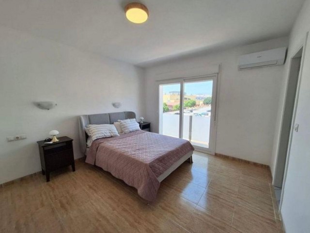 Maison mitoyenne avec 4 Chambres  à Recinto Ferial