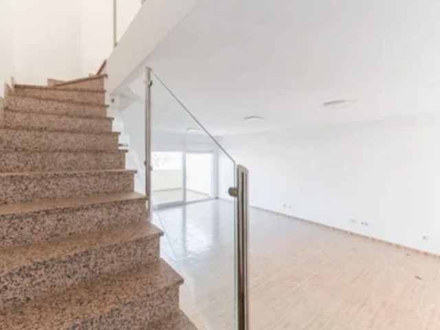 Maison mitoyenne avec 4 Chambres  à Recinto Ferial