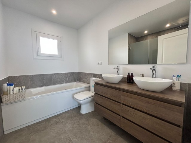 Radhus, Santa Clara, R5455222