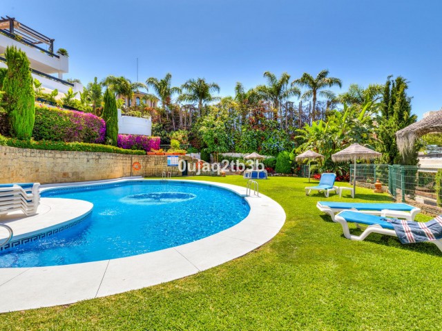 Apartamento con 2 Dormitorios  en Aloha