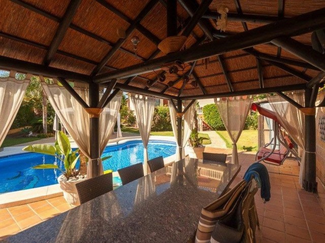 Villa con 4 Dormitorios  en Playamar