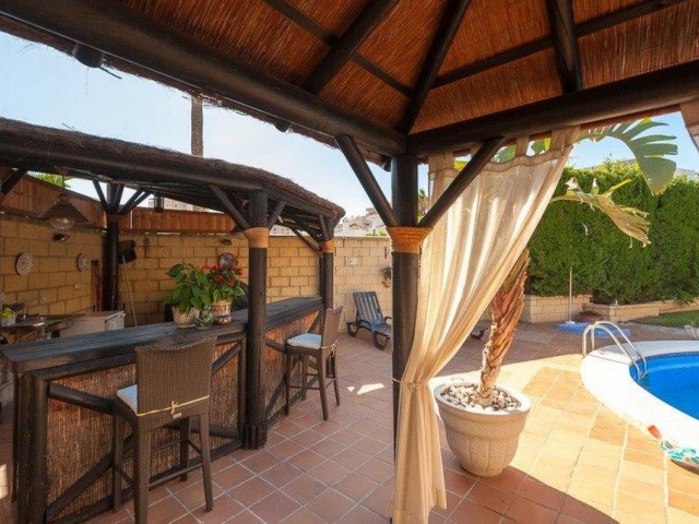 Villa con 4 Dormitorios  en Playamar