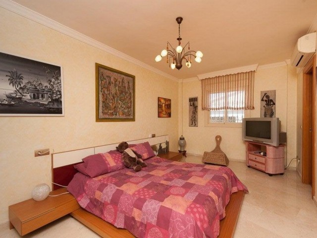 Villa con 4 Dormitorios  en Playamar