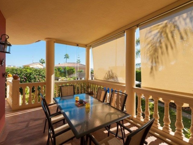 Villa con 4 Dormitorios  en Playamar