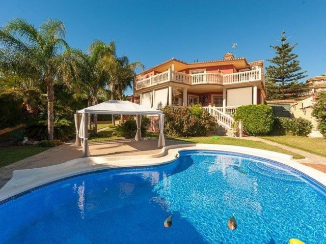 Villa con 4 Dormitorios  en Playamar