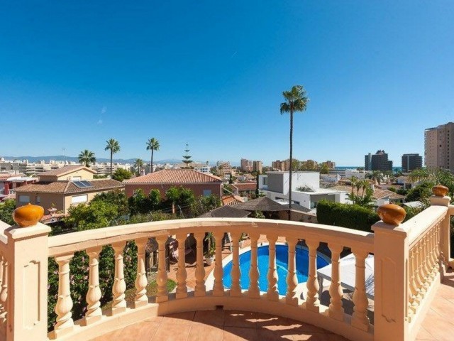 Villa con 4 Dormitorios  en Playamar