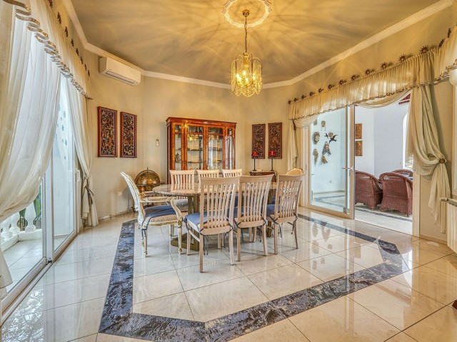 Villa con 6 Dormitorios  en Hacienda Las Chapas