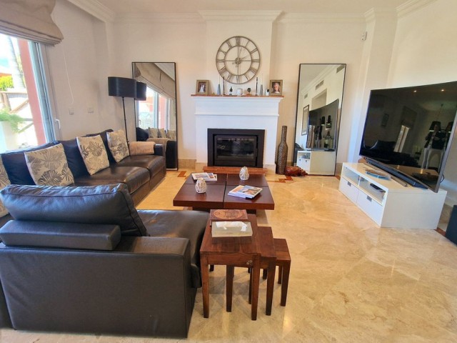 Villa, Santa Clara, R5367199
