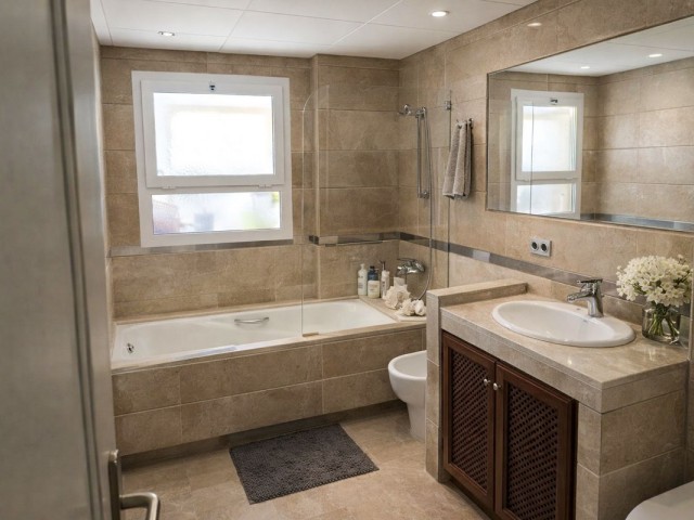 Apartamento con 3 Dormitorios  en San Roque Club