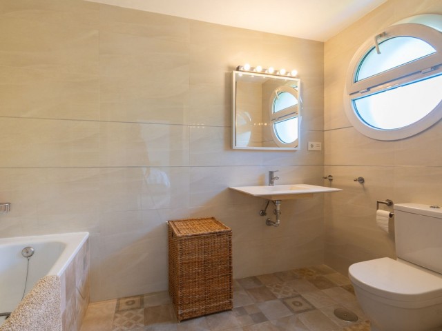 4 Bedrooms Apartment in La Carihuela