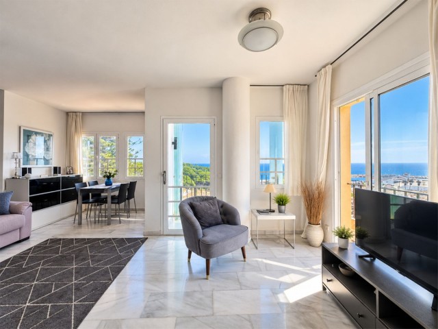 Apartamento con 2 Dormitorios  en Puerto de Cabopino