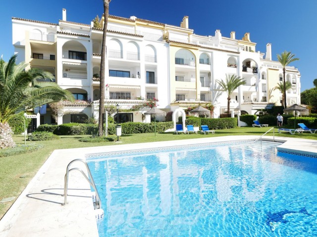 Apartamento con 2 Dormitorios  en Puerto de Cabopino