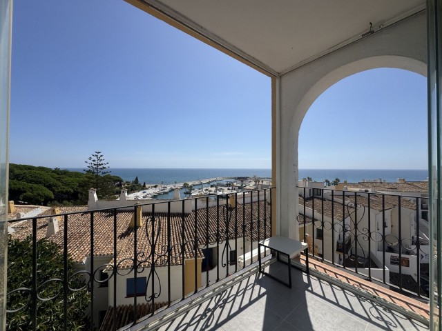 Apartamento con 2 Dormitorios  en Puerto de Cabopino