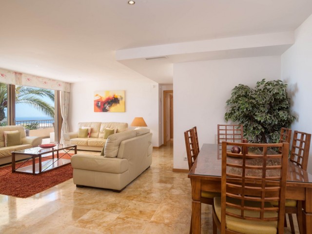 Apartamento con 3 Dormitorios  en Altos de los Monteros