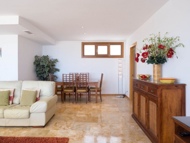 Apartamento con 3 Dormitorios  en Altos de los Monteros