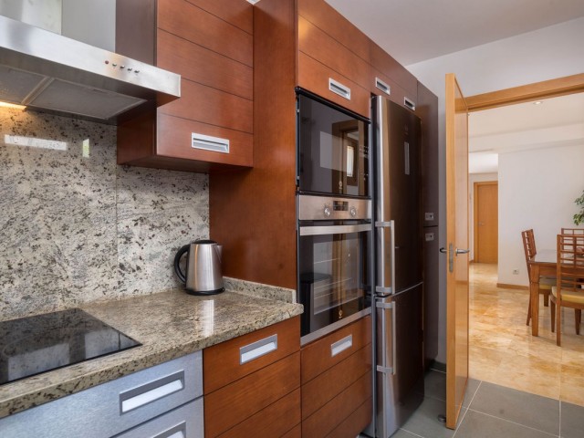 Apartamento con 3 Dormitorios  en Altos de los Monteros