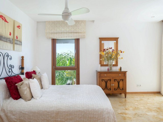 Apartamento con 3 Dormitorios  en Altos de los Monteros