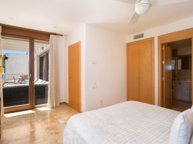 Apartamento con 3 Dormitorios  en Altos de los Monteros