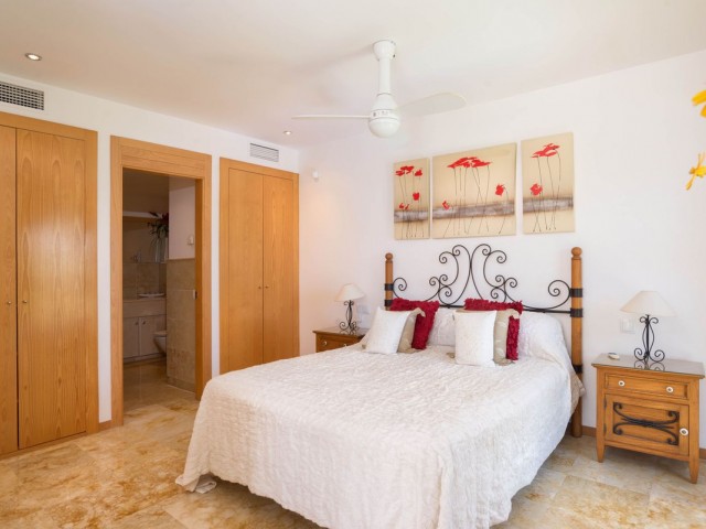 Apartamento con 3 Dormitorios  en Altos de los Monteros