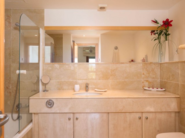 Apartamento con 3 Dormitorios  en Altos de los Monteros