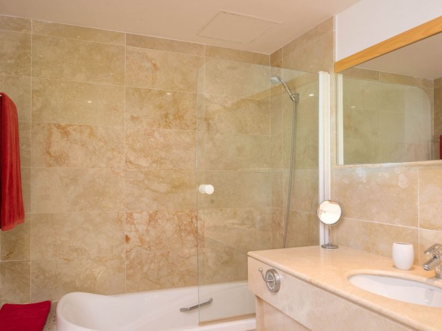 Apartamento con 3 Dormitorios  en Altos de los Monteros