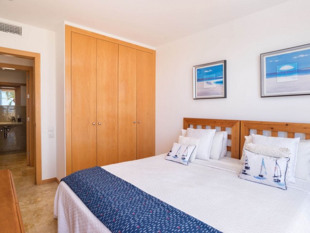 Apartamento con 3 Dormitorios  en Altos de los Monteros