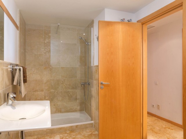 Apartamento con 3 Dormitorios  en Altos de los Monteros