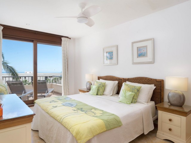 Apartamento con 3 Dormitorios  en Altos de los Monteros