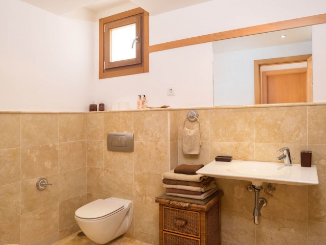 Apartamento con 3 Dormitorios  en Altos de los Monteros