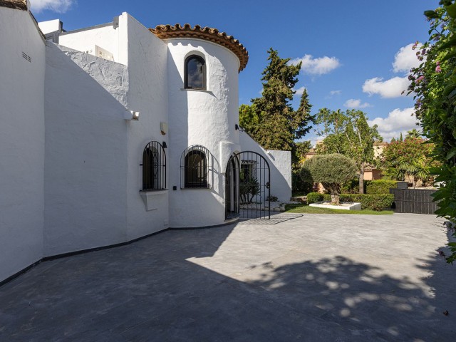 Villa con 5 Dormitorios  en Hacienda Las Chapas
