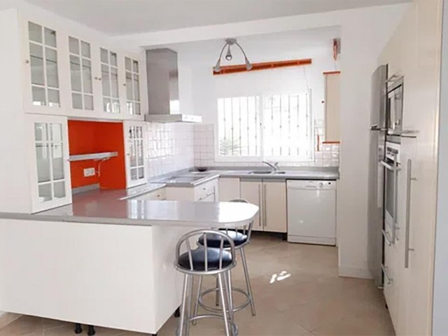 Villa avec 3 Chambres  à Nueva Andalucía